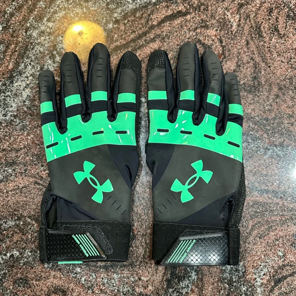 Women’s Under Armour radar batting gloves size xl